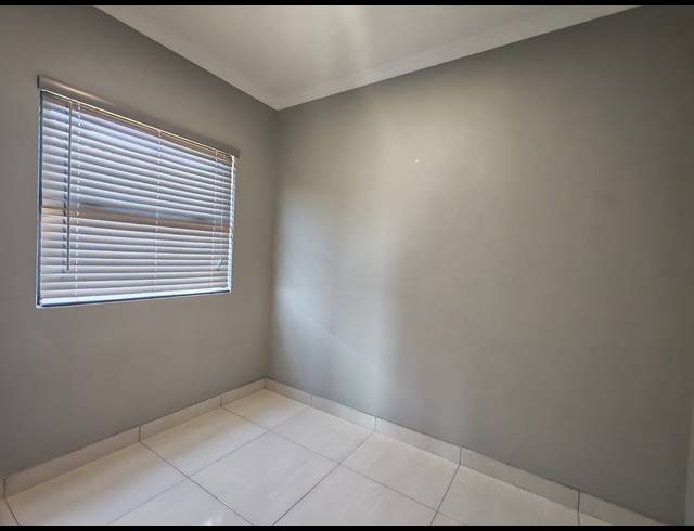 2 BEDROOM FREEHOLD FOR SALE IN SHAKASKRAAL
